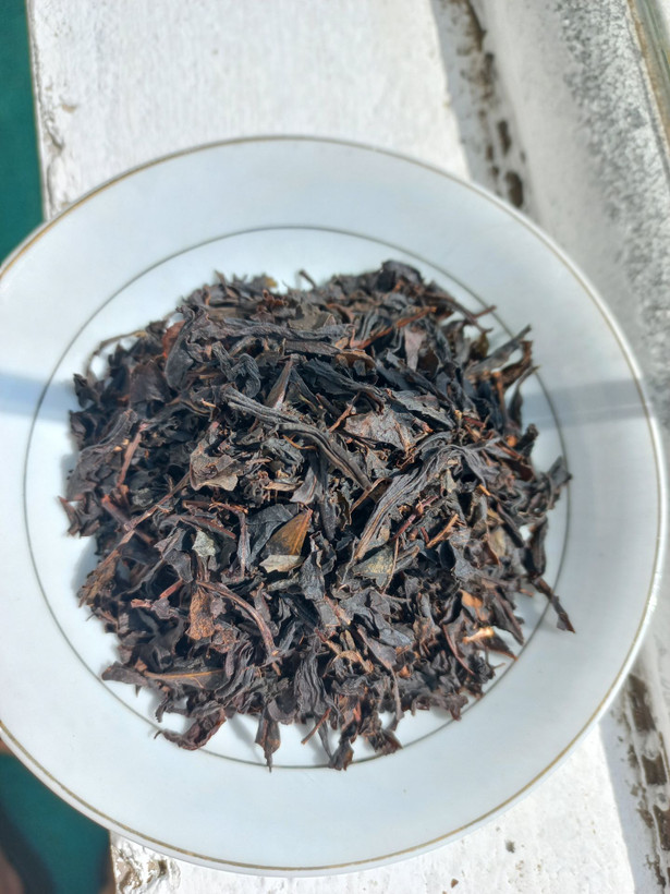 چای لاهیجان سیاه شکسته ممتاز زرین، بسته ۹۵۰ گرمی، با آنتیاکسیدان بالا و مناسب برای سلامت قلب و سیستم ایمنی