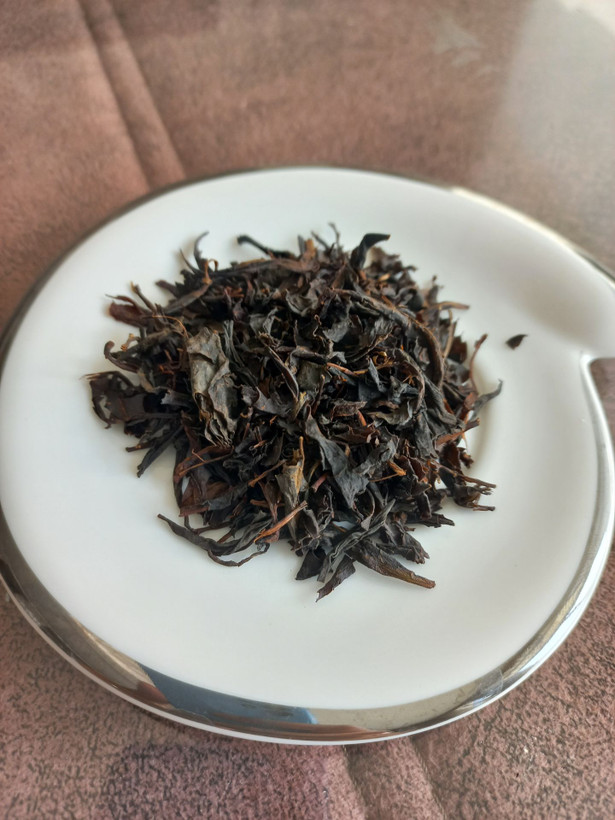 بسته چای سیاه لاهیجان قلم ممتاز خالص ۱۴۰۵، بدون چوب و اسانس، دستچین بهاره از باغهای رانکوه با عطر و طعم طبیعی