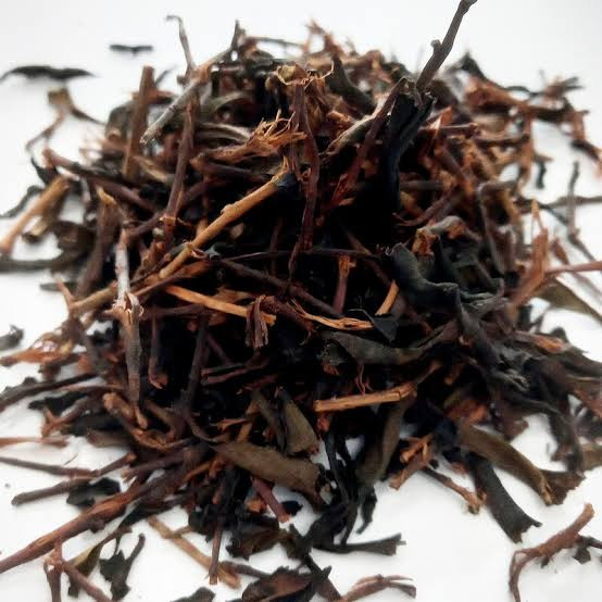 چوب چای لاهیجان در حال دم کشیدن در قوری بلور، با بخار متصاعد شده و عطر دلنشین