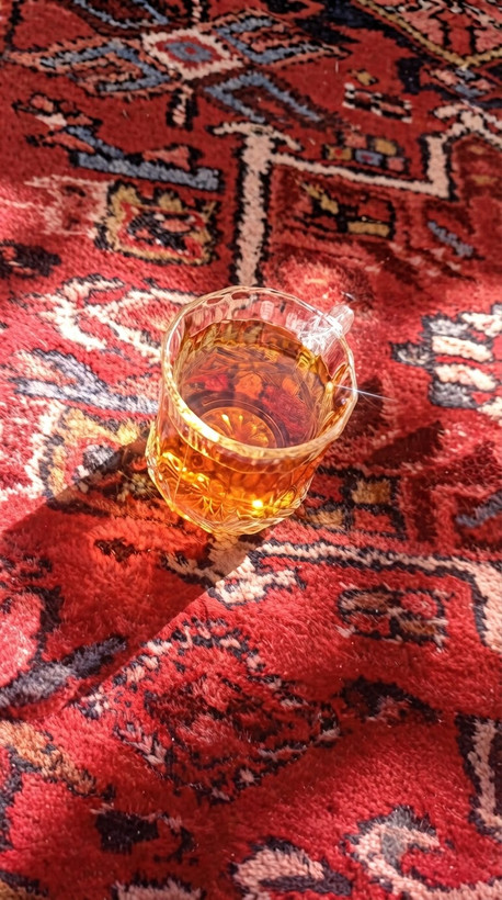 استکان چای با رنگ کهربایی زلال و پررنگ حاصل از دم کردن چای ترکیبی لاهیجان، نشاندهنده کیفیت عالی ترکیب سهگانه